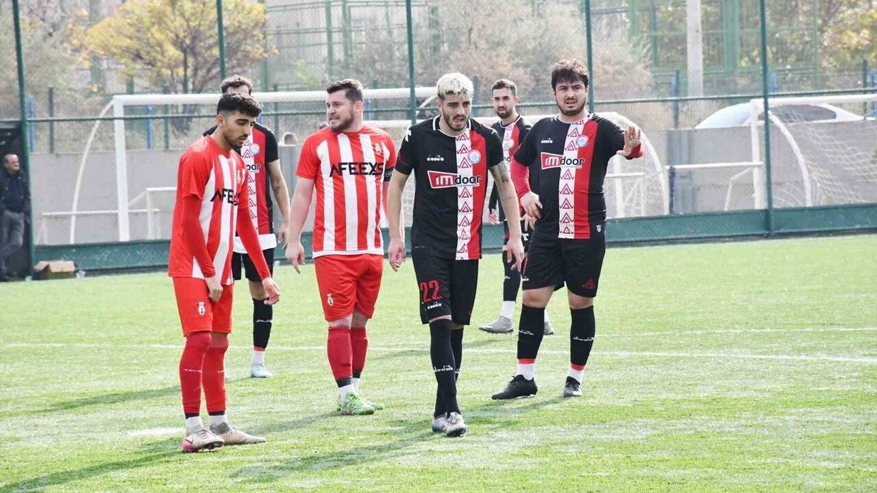 Döğerspor, Özvatanspor'u 3-2 mağlup ederek liderliğe çıktı