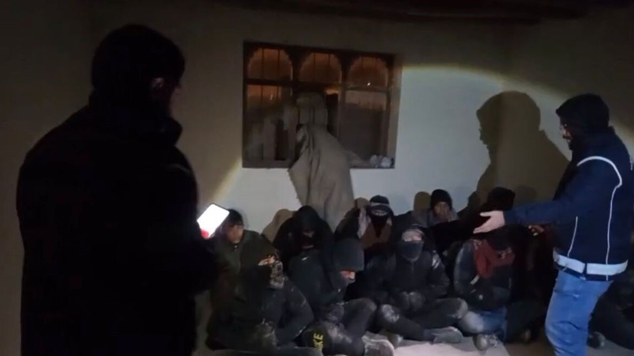 Doğubayazıt'ta göçmen kaçakçılığı operasyonu: 14 kişi yakalandı, 2 organizatör tutuklandı