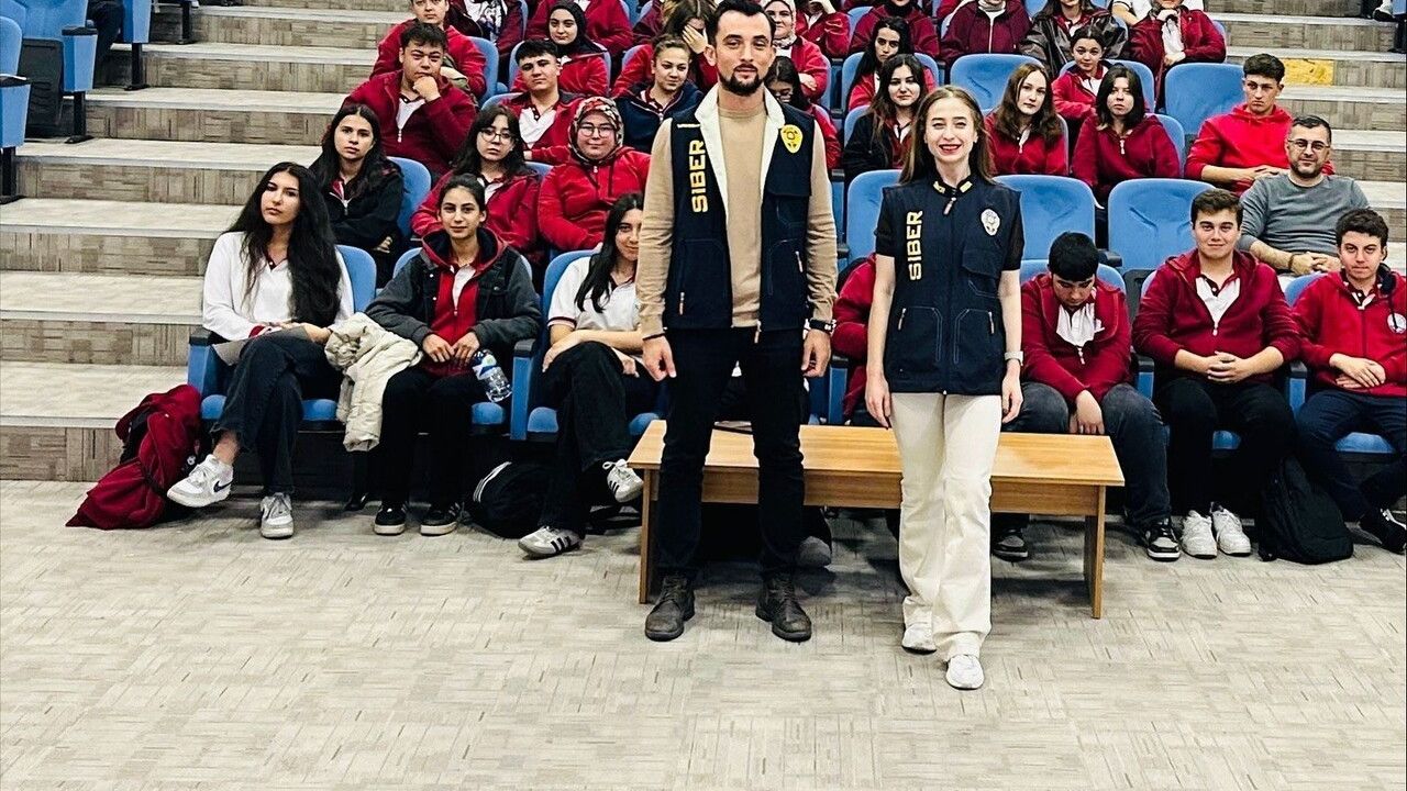 Domaniç’te SİBERAY'dan öğretmen ve öğrencilere siber güvenlik eğitimi