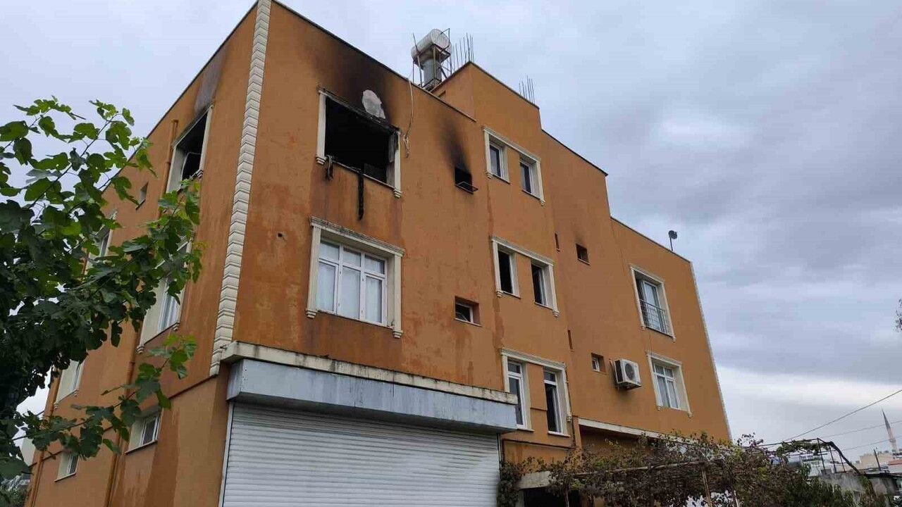 Dörtyol'da 3 katlı evin en üst katında çıkan yangın söndürüldü
