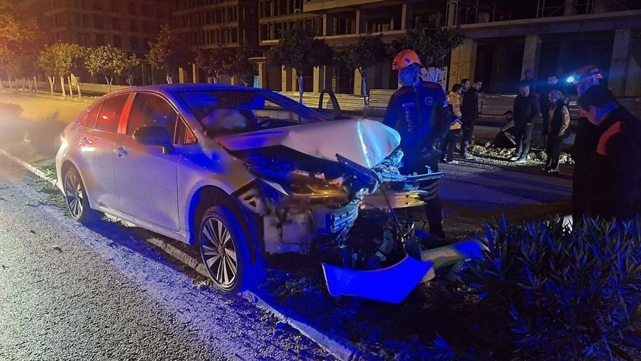 Dörtyol'da trafik kazası: aydınlatma direğine çarpan otomobilde 1 yaralı