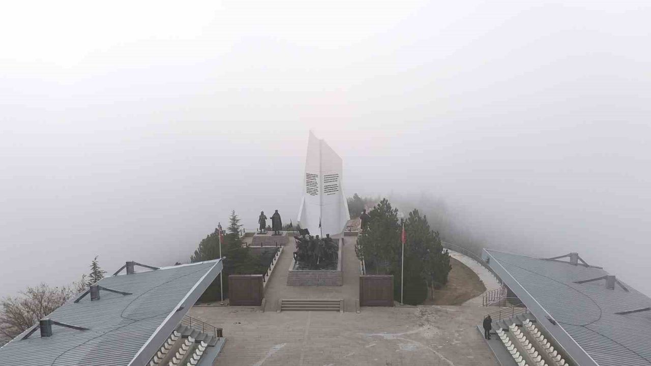 Duatepe Anıtı sisle kaplandı, kartpostallık görüntüler oluştu