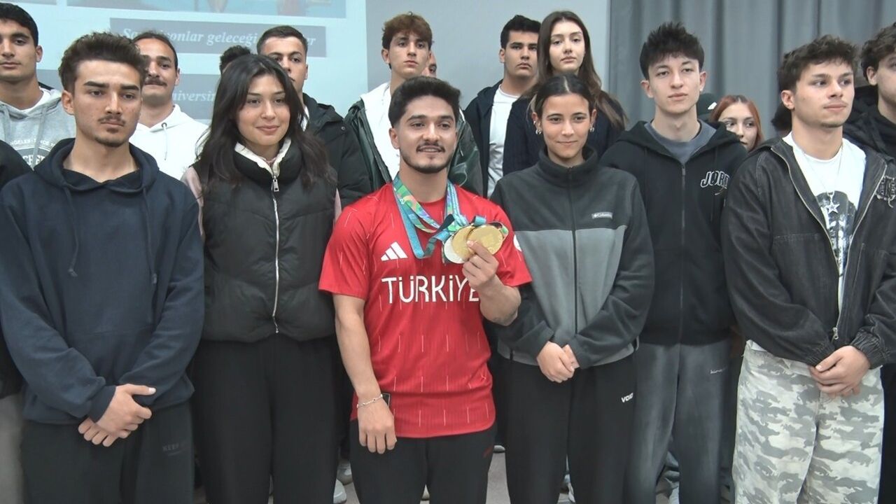 Dünya Şampiyonu Muhammed Furkan Özbek, Gazi Üniversitesi'nde Öğrencilerle Tecrübelerini Paylaştı