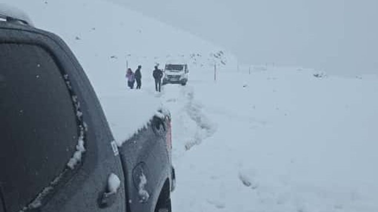 Durankaya-Şivekür yolu kar ve tipi nedeniyle kapandı