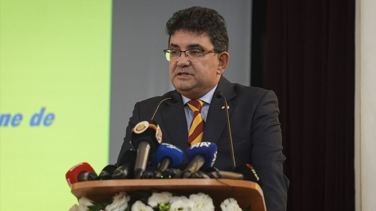 Dursun Özbek'e 2025 Yılının Frankofon Kişiliği Ödülü