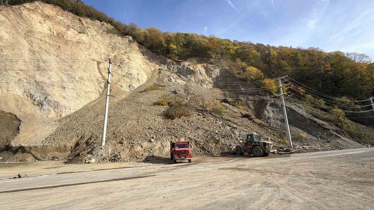 Düzce Beyköy'de Heyelan: Otomobil Kıl Payı Kurtuldu