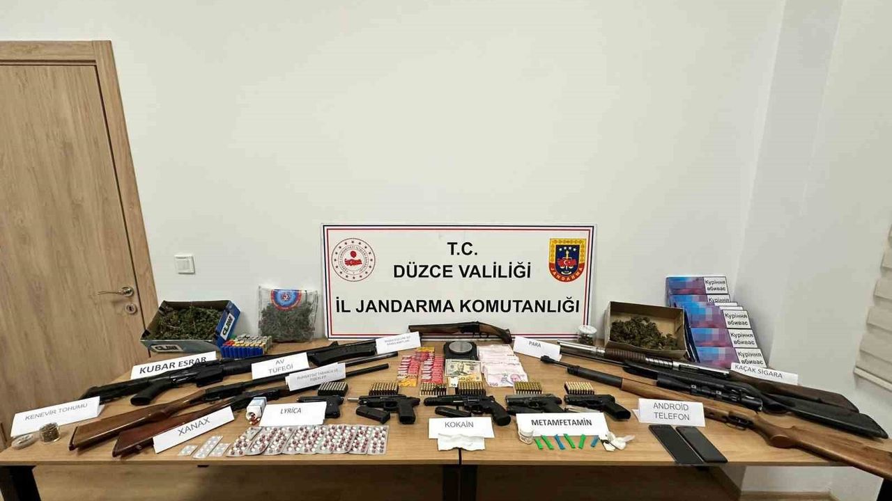 Düzce Cumayeri’nde Uyuşturucu ve Silah Operasyonu: Taşıyıcı ve Satıcı Yakalandı
