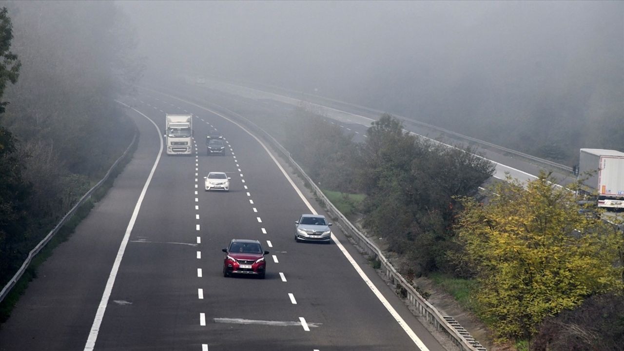 Düzce'de Anadolu Otoyolu'nda Sis Etkili Oluyor