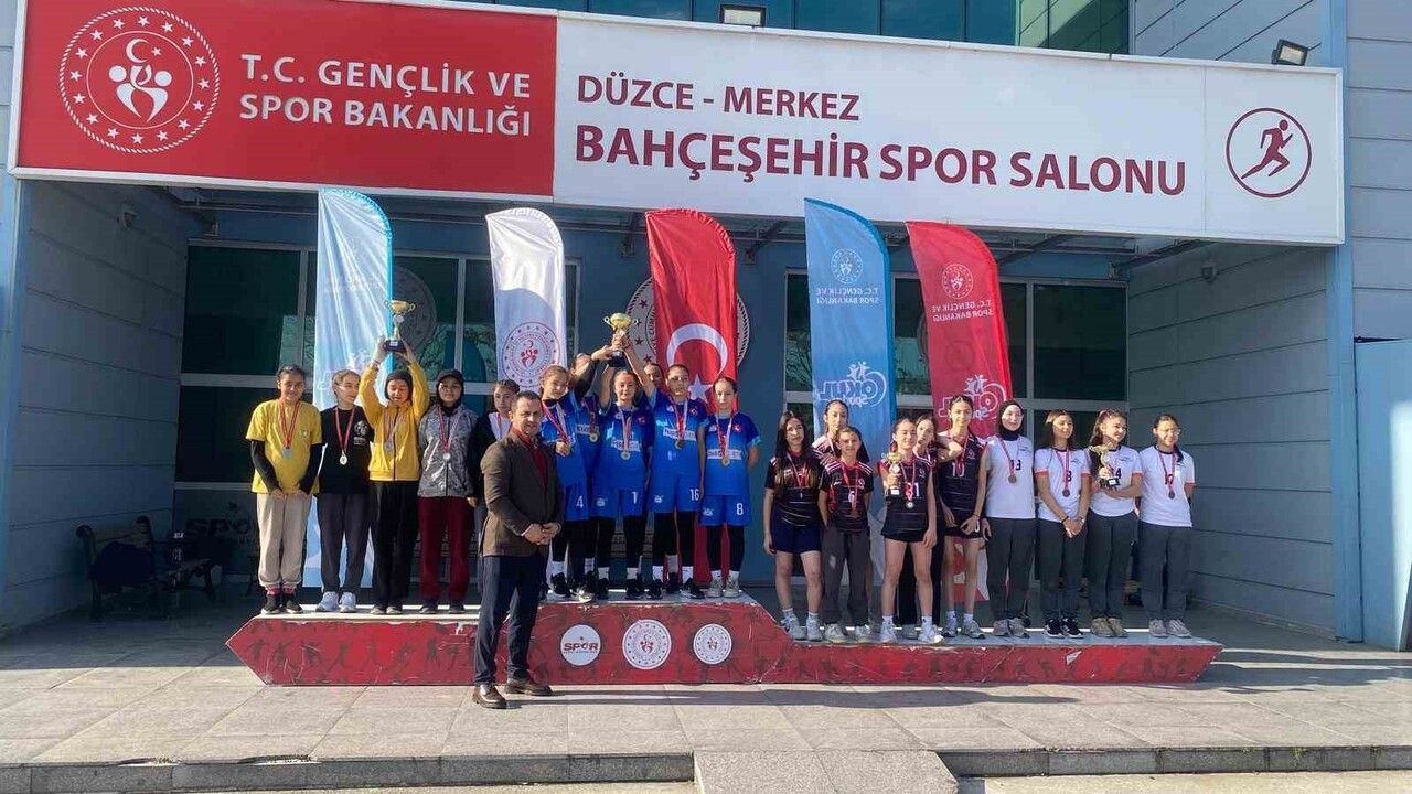 Düzce’de gençler ve yıldızlar krosunda 75 sporcu finale ulaşmak için yarıştı