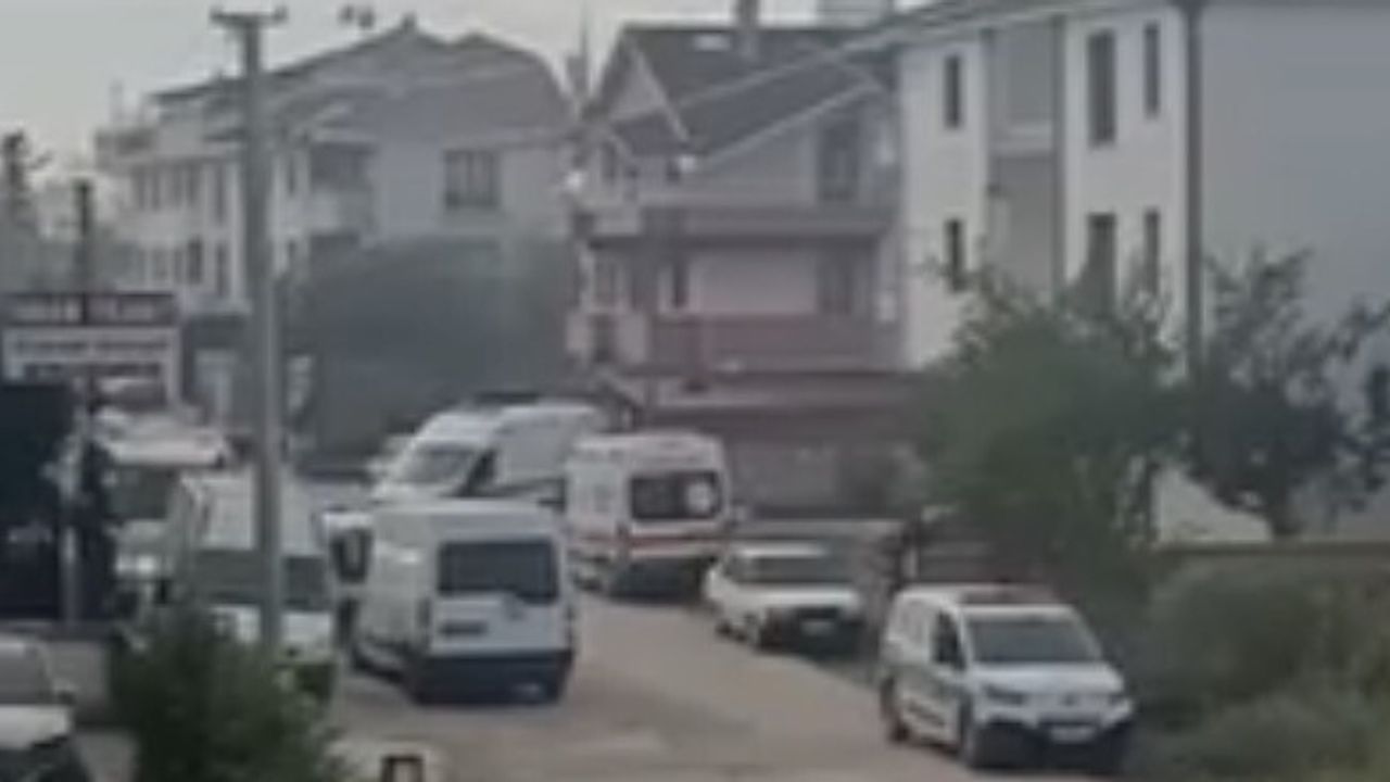 Düzce'de ocakta unutulan çaydanlık alev aldı, 2 kişi dumandan etkilendi