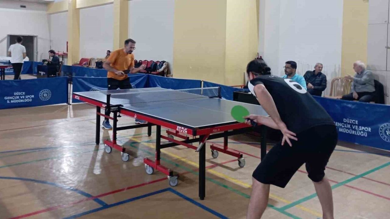 Düzce'de Öğretmenler Günü Masa Tenisi Turnuvası'nda şampiyonlar belli oldu