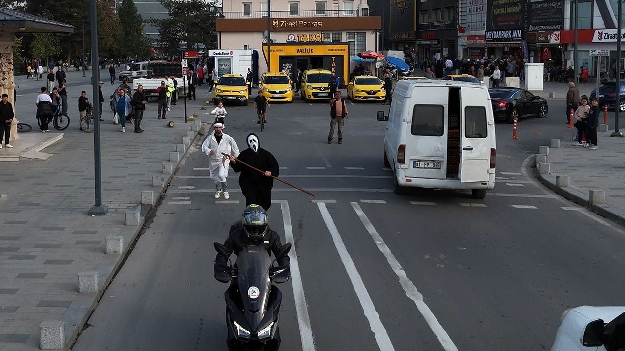 Düzce'de 'sosyal deney' — Hızlı motosikletleri kovalayarak kaza farkındalığı sağladılar
