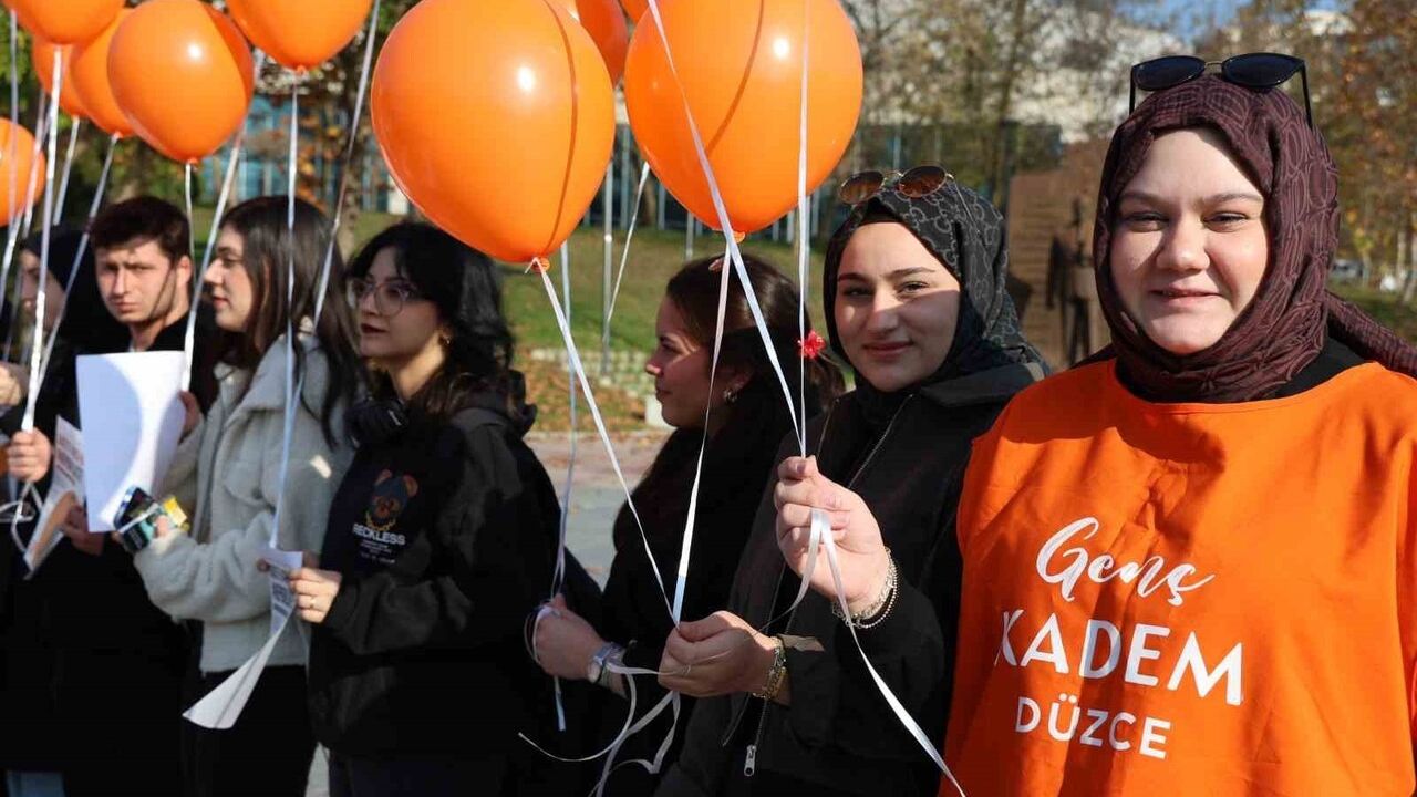 Düzce Üniversitesi'nde turuncu balonlarla şiddete karşı farkındalık