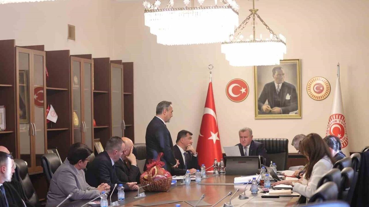 Düzce’ye spor yatırımı: Gümüşova’ya yarı olimpik havuz, Boğaziçi’ne kapalı halı saha