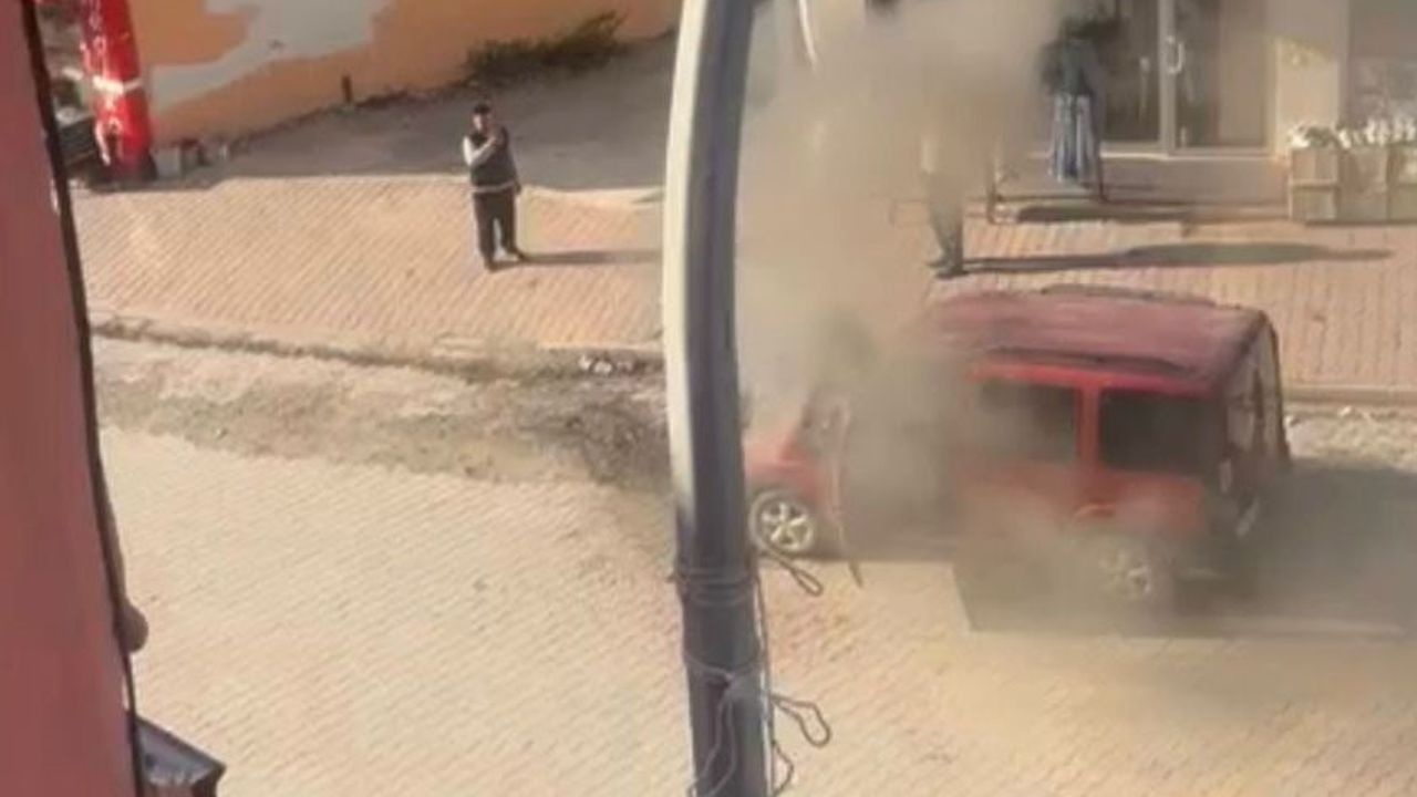 Düziçi'nde Park Halinde Araç Yangını: Esnafın Hızlı Müdahalesi Facianın Önüne Geçti