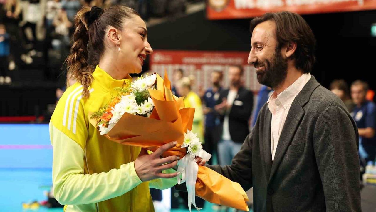 Eczacıbaşı Dynavit evinde Fenerbahçe Medicana'ya 3-1 yenildi