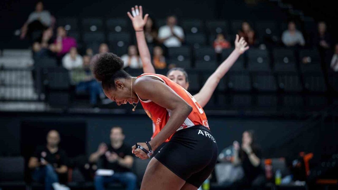 Eczacıbaşı Dynavit, Şampiyonlar Ligi'ne 3-0 galibiyetle başladı