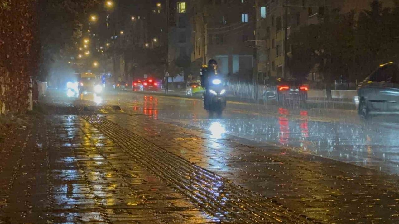 Edirne'de aniden bastıran sağanak yaşamı olumsuz etkiledi