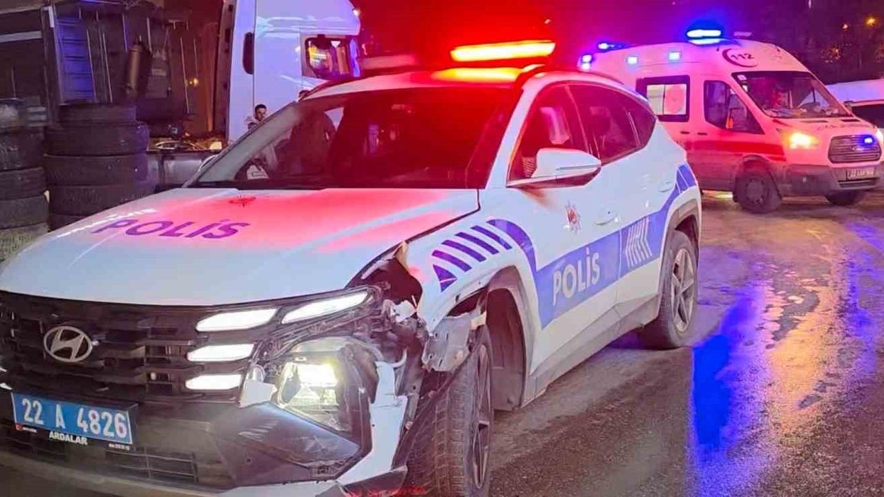 Edirne'de dur ihtarına uymayan motosiklet polis aracına çarptı: 2 yaralı