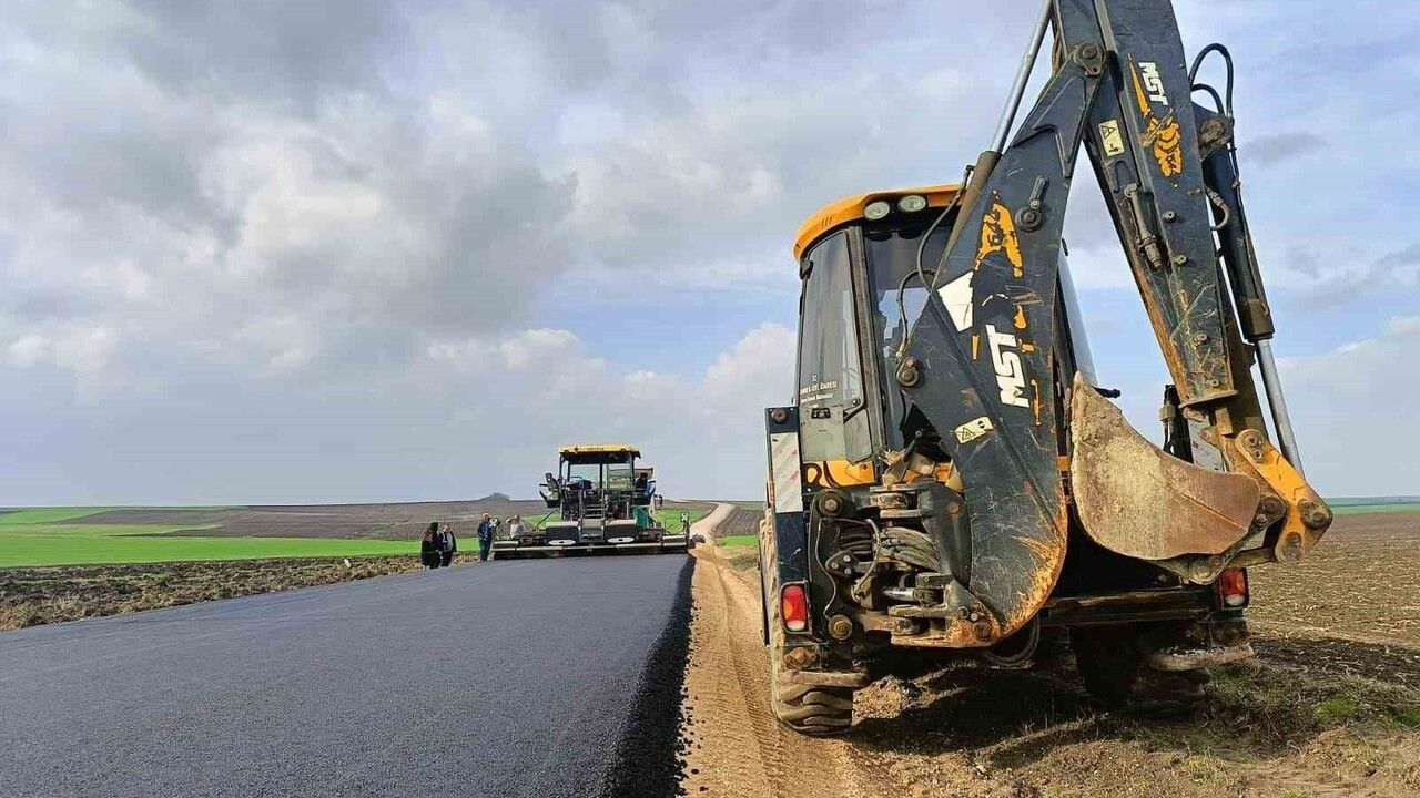 Edirne'de köy yolları sıcak asfaltla modernize ediliyor