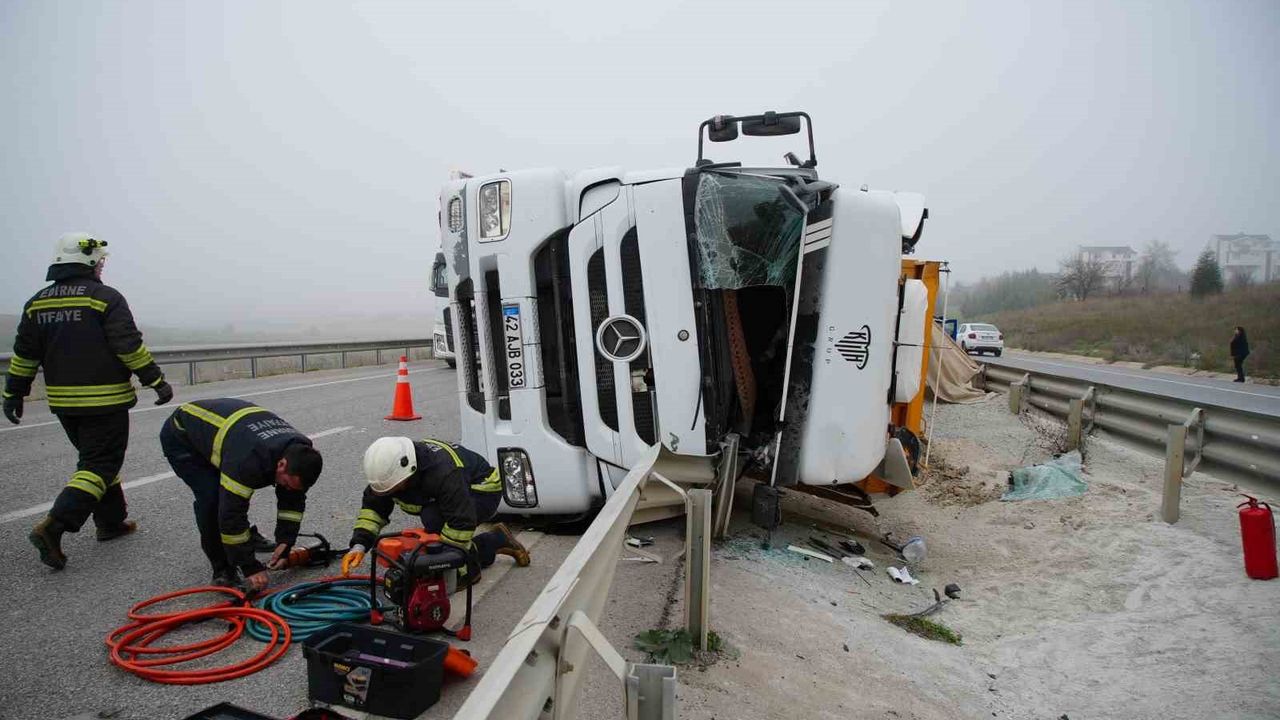 Edirne'de kum yüklü hafriyat tırı devrildi: Sürücü itfaiye tarafından kurtarıldı