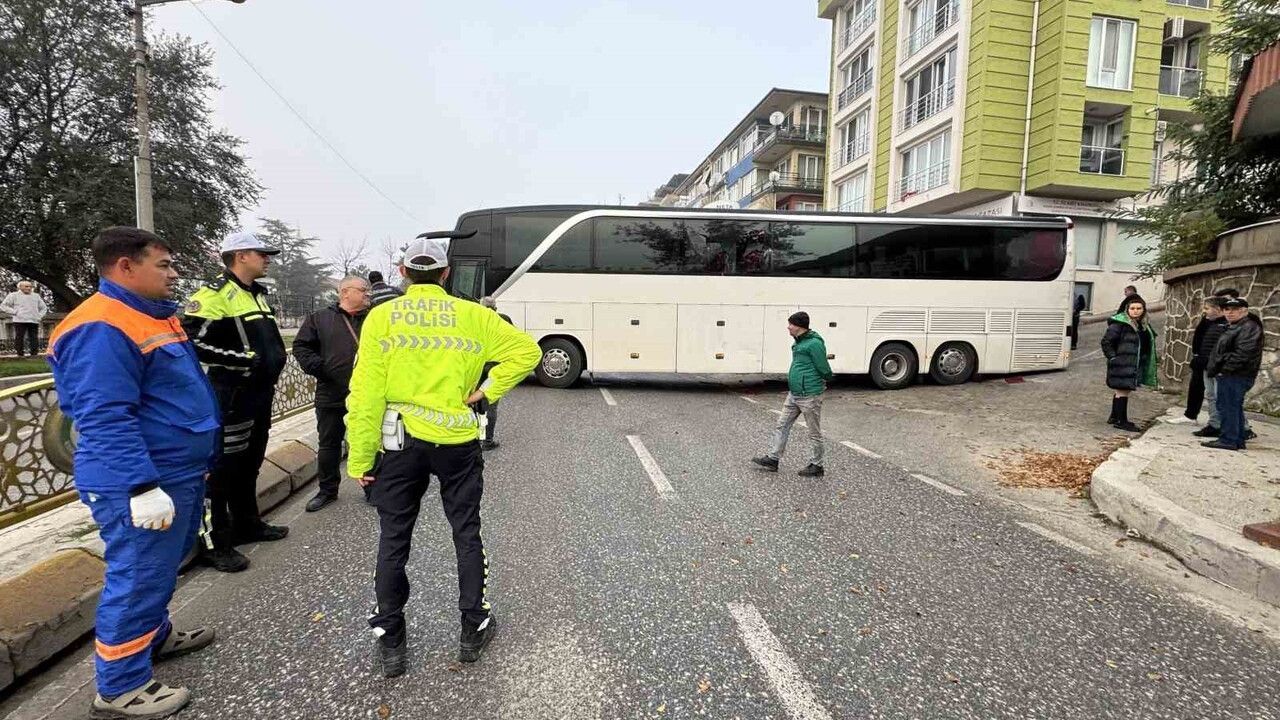 Edirne'de ters yöne giren tur otobüsü refüje çarptı
