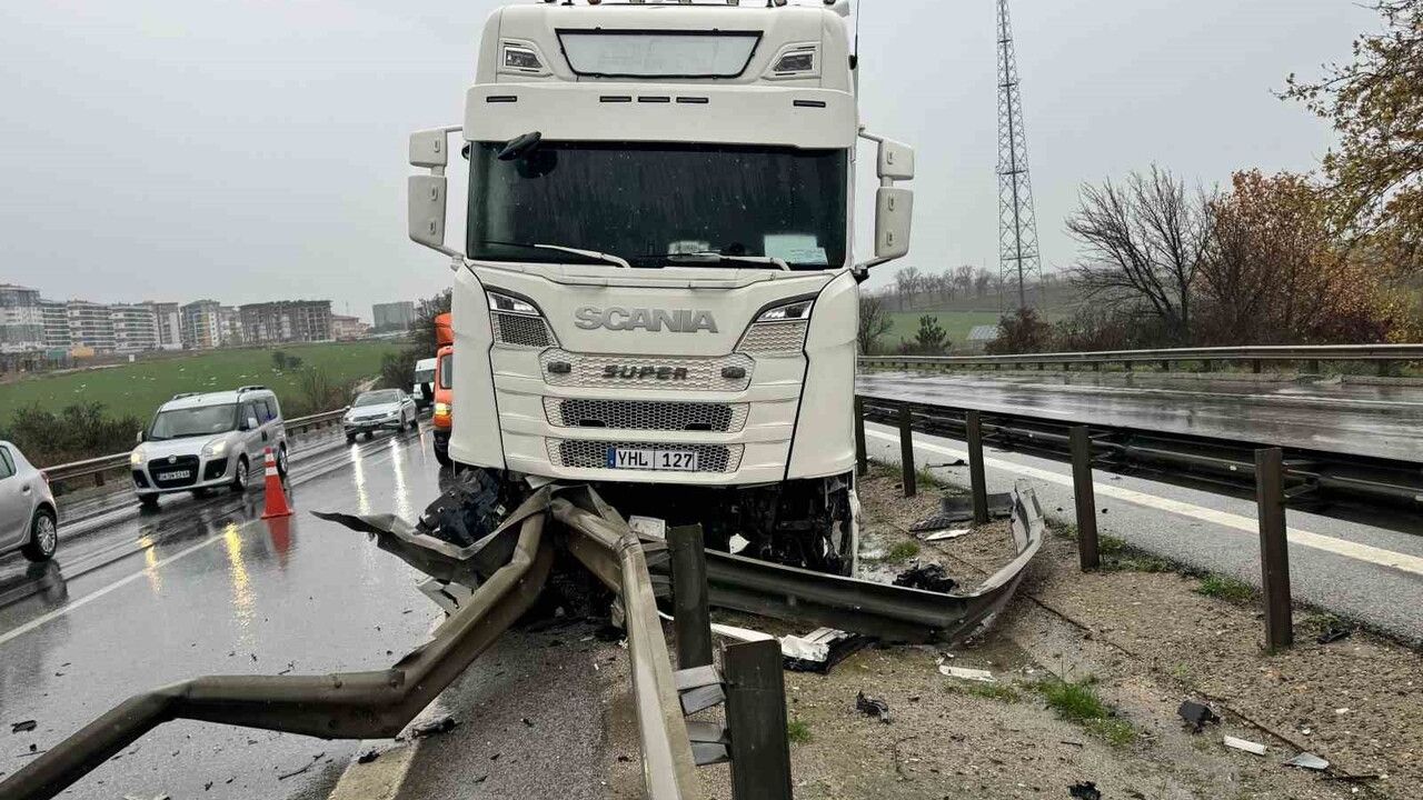 Edirne'de Tır Bariyere Saplandı — Sürücü Yaralanmadı