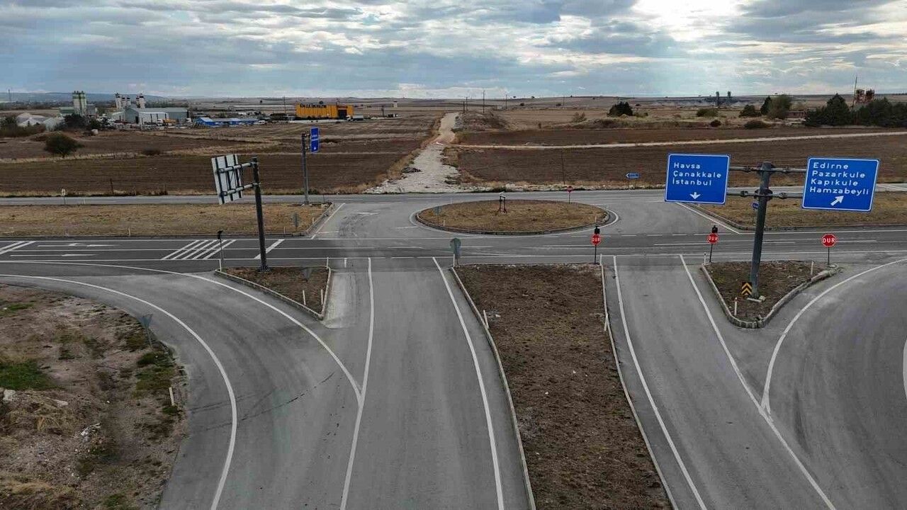 Edirne Tayakadın'da tamamlanmayan yol sürücüler ve işçileri mağdur ediyor