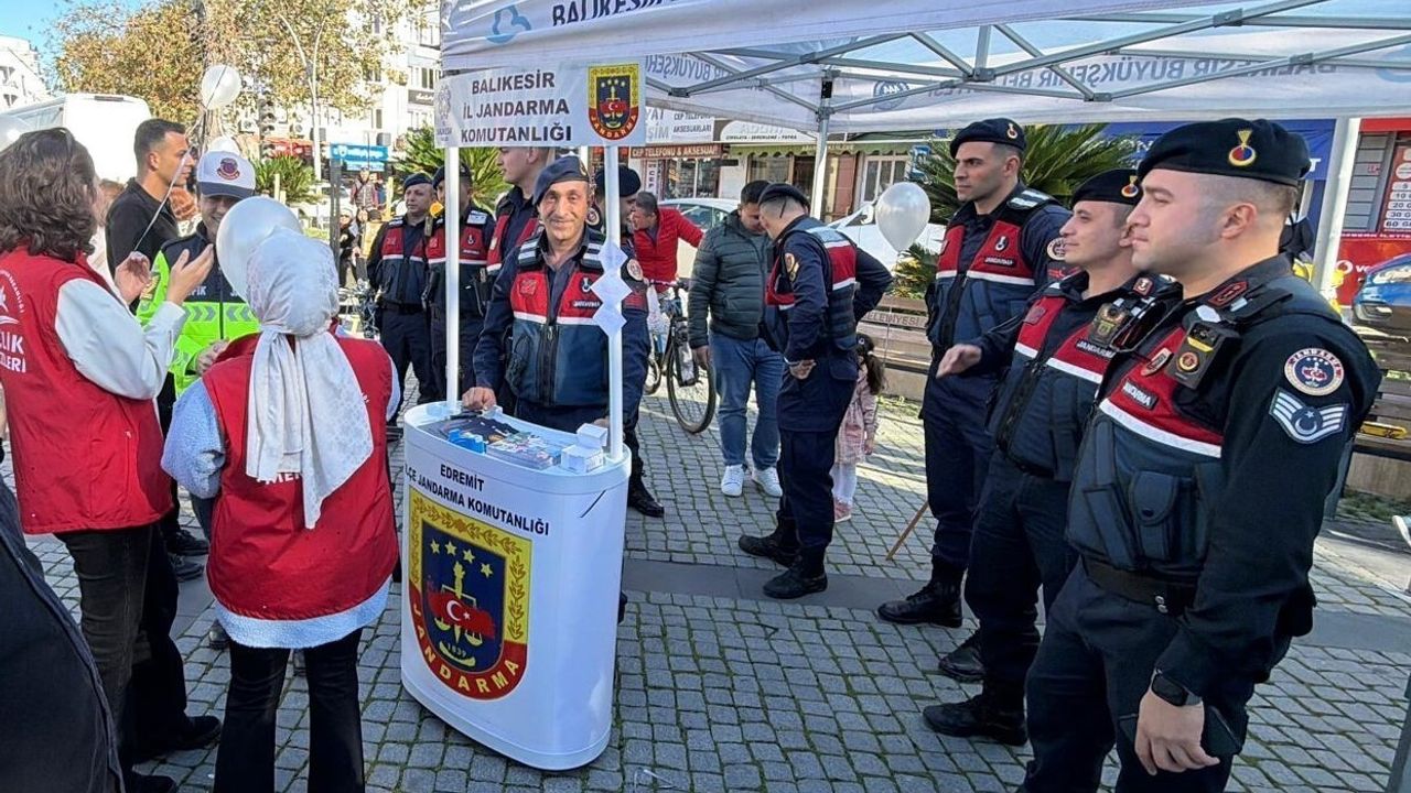 Edremit’te 'Benim Güvenli Evim' Projesi Cumhuriyet Meydanı’nda