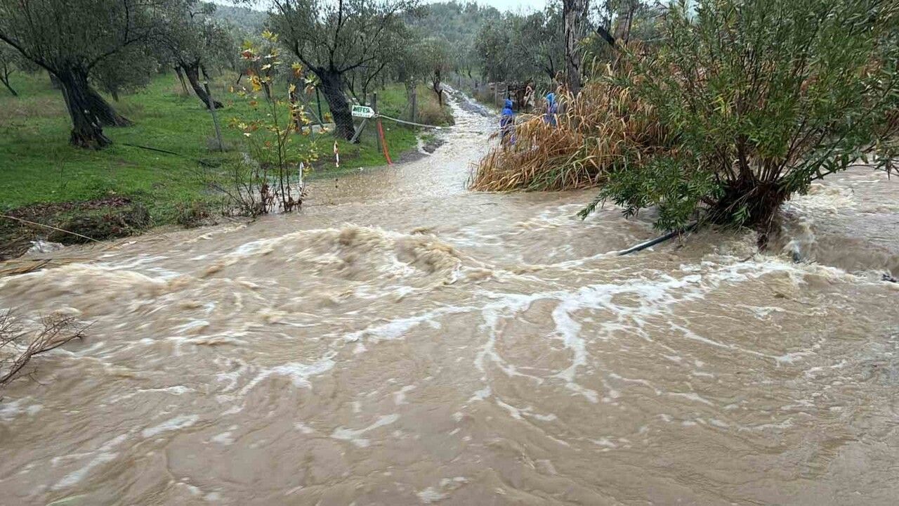 Edremit’te iki gündür süren sağanak hayatı olumsuz etkiledi