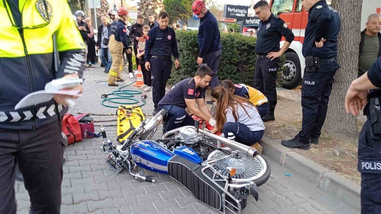 Edremit'te motosiklet kazasında ayağı sıkışan sürücü itfaiye tarafından kurtarıldı