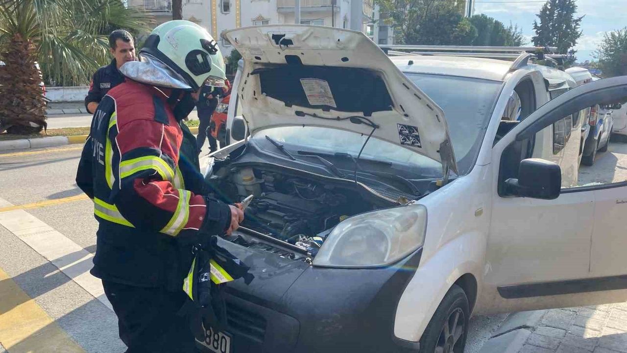 Efeler'de park halindeki ticari araçta çıkan yangın vatandaşların müdahalesiyle söndürüldü
