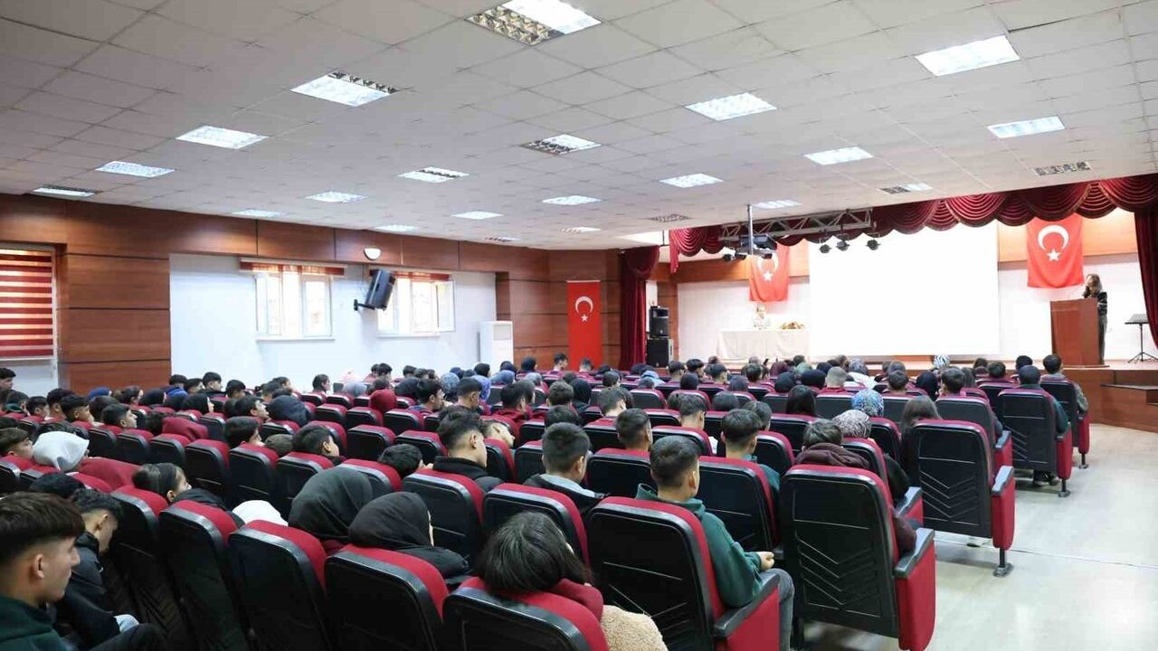 Eğil Belediyesi'nden 11. ve 12. Sınıf Öğrencilerine 'Etkili Sınav Hazırlıkları' Konferansı