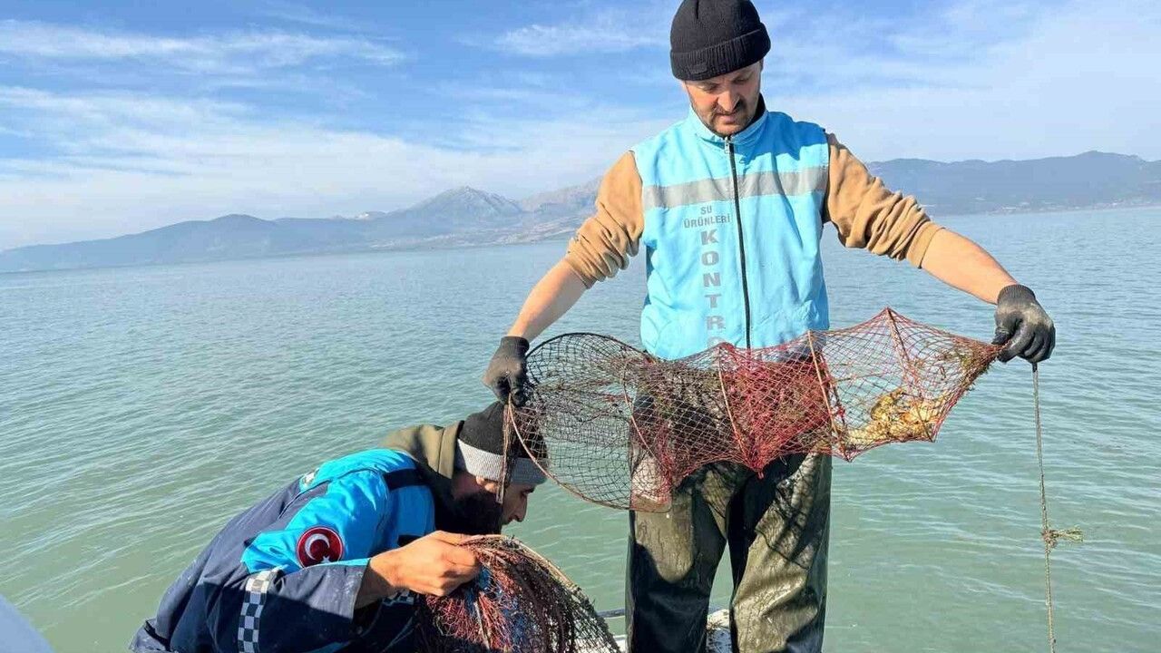 Eğirdir Gölü'nde 300 kaçak kerevit pinteri ele geçirildi