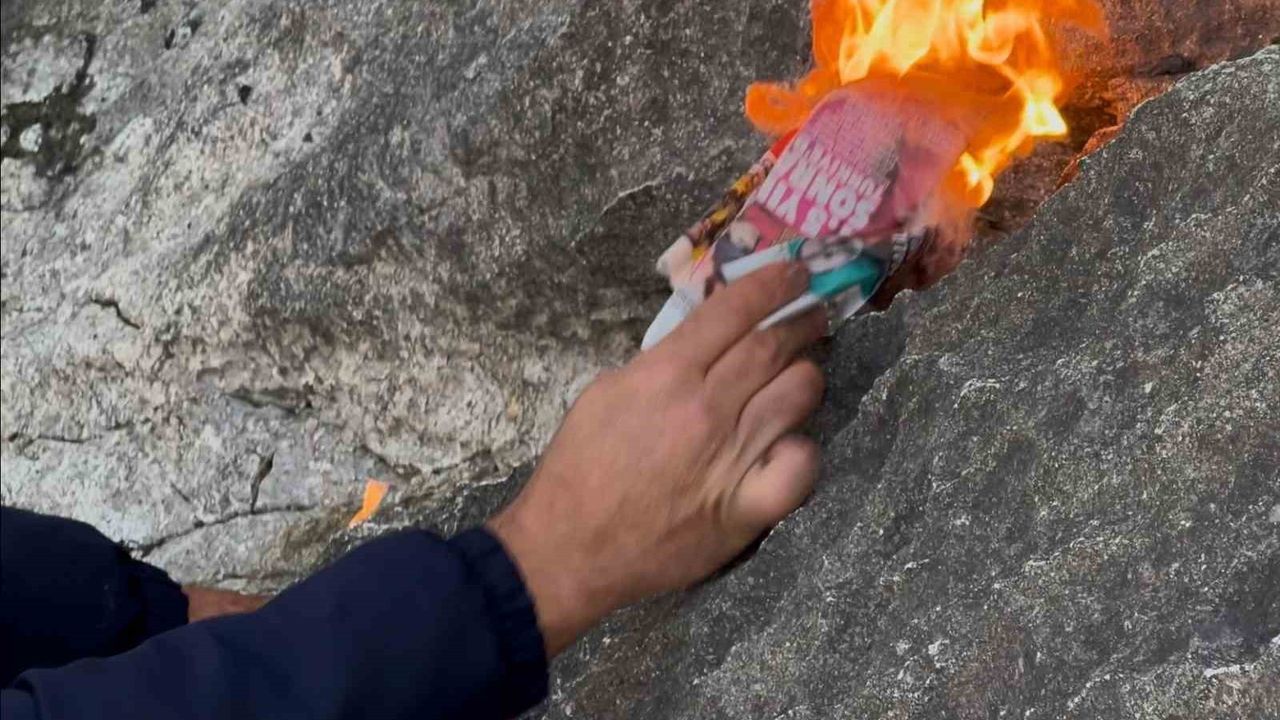 Eğirdir Gölü'nde çekilen su alanında kayalıklardan alev yükseldi