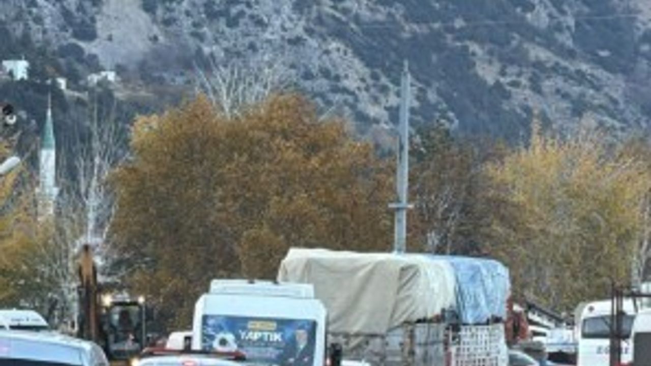 Eğirdir Sanayi Kavşağı'nda iki tır çarpıştı: 1 yaralı