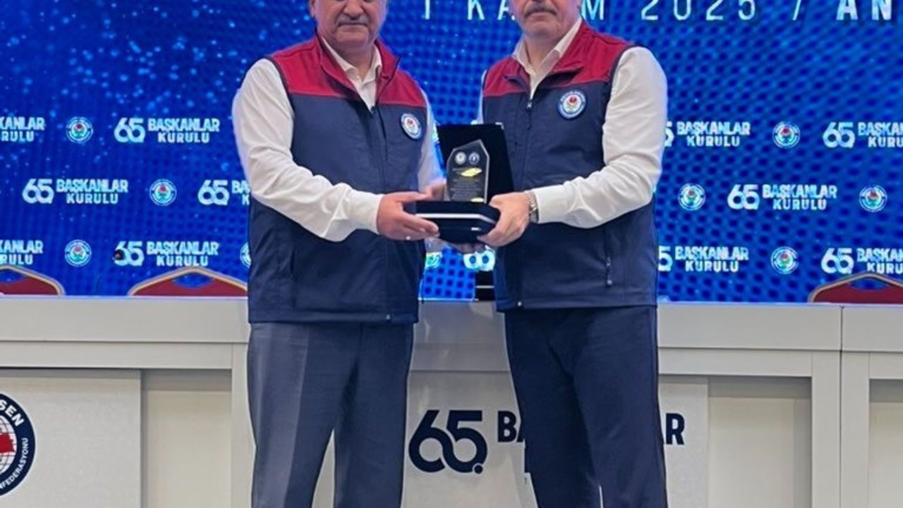 Eğitim Bir Sen Antalya Şubesi'ne Teşekkür Plaketi