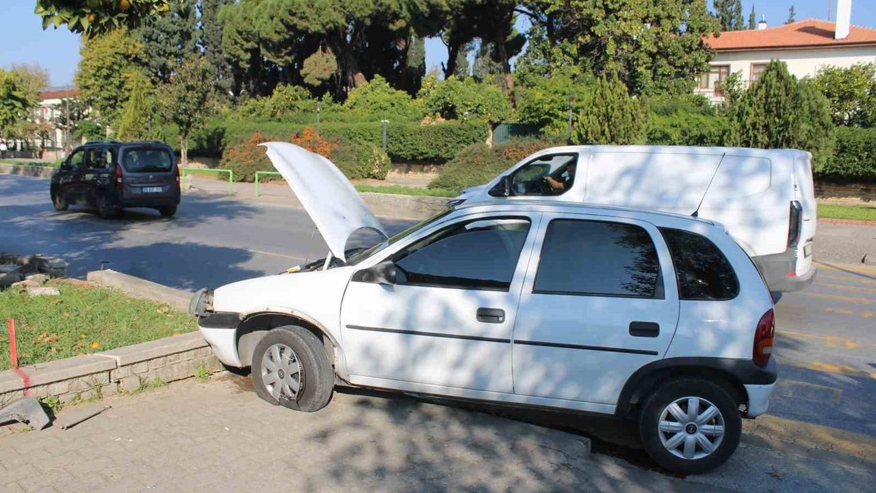 Ehliyetsiz sürücü refüje çarptı: Aydın Efeler'de 2 yaralı