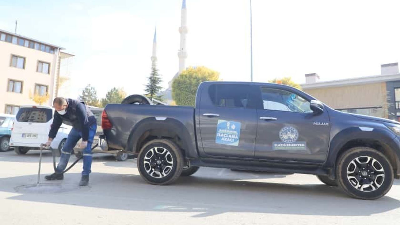 Elazığ Belediyesi kanalizasyon ve yağmur giderlerinde ilaçlama çalışmalarını sürdürüyor