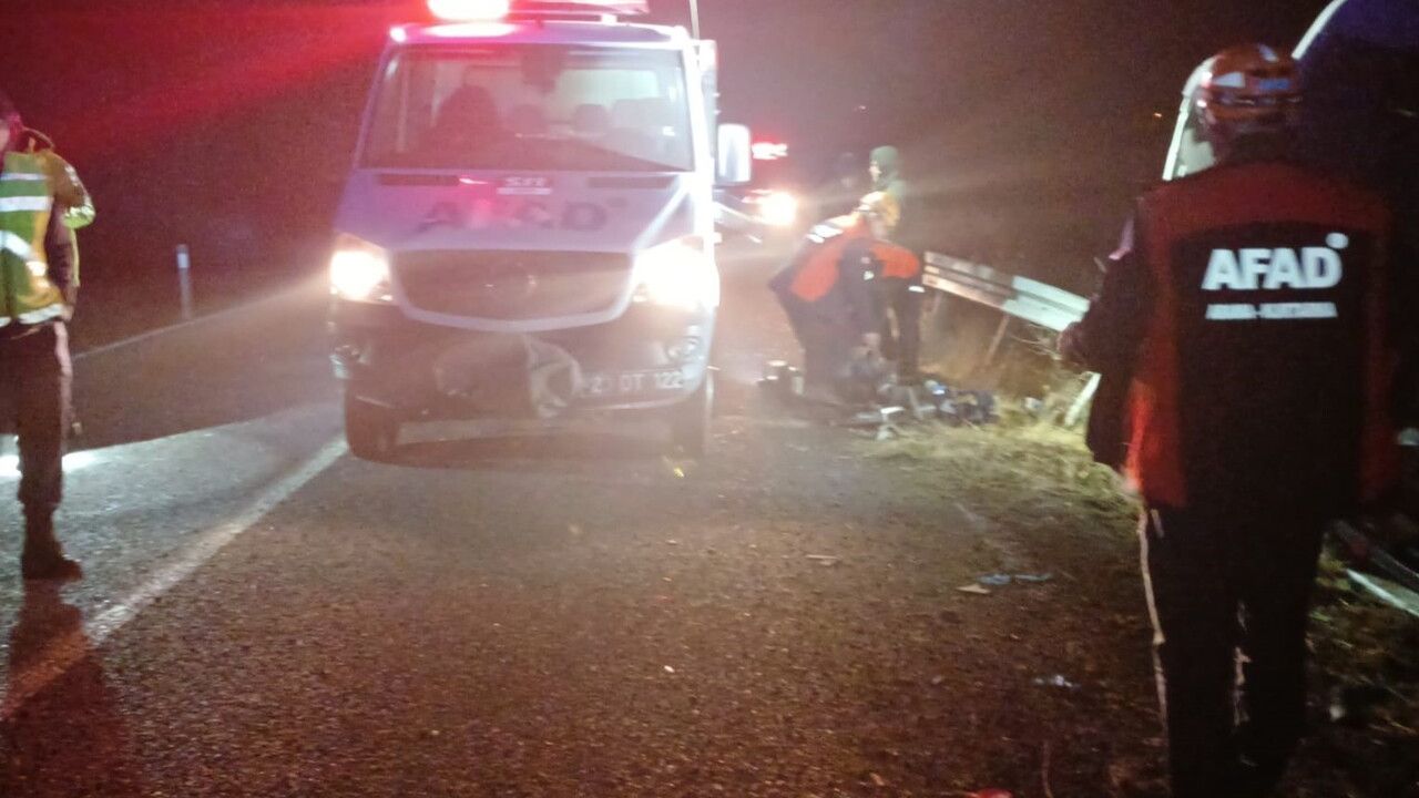 Elazığ'da bariyerlere çarpan kamyon devrildi: 1 yaralı