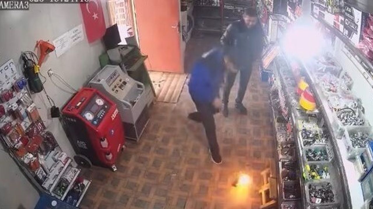 Elazığ'da çalışanın elindeki yapıştırıcı spreyi alev aldı: o anlar kamerada