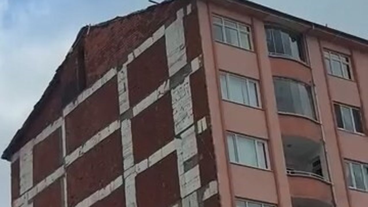 Elazığ'da çatıda önlemsiz çalışma endişe yarattı