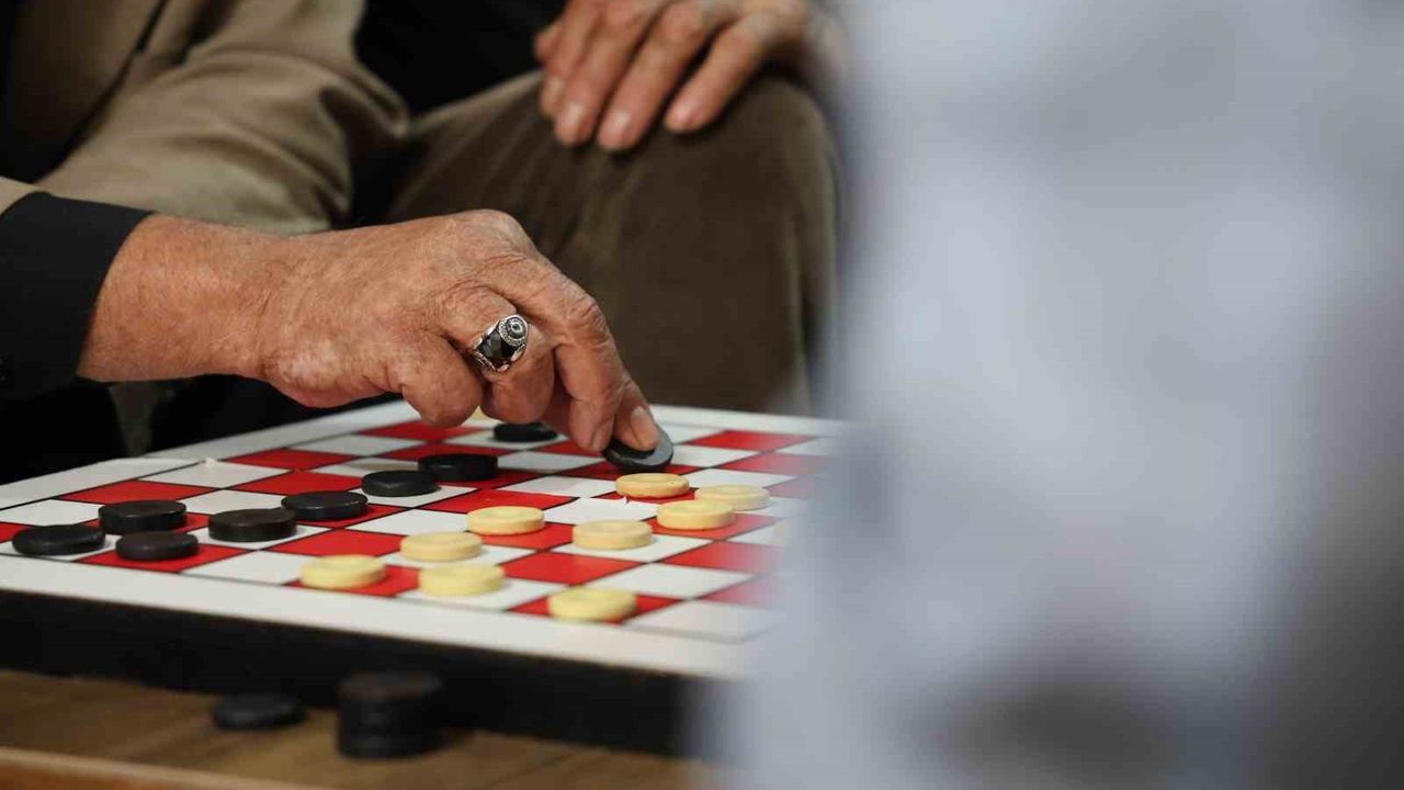 Elazığ’da emeklilerin çay ocağında süregelen dama geleneği