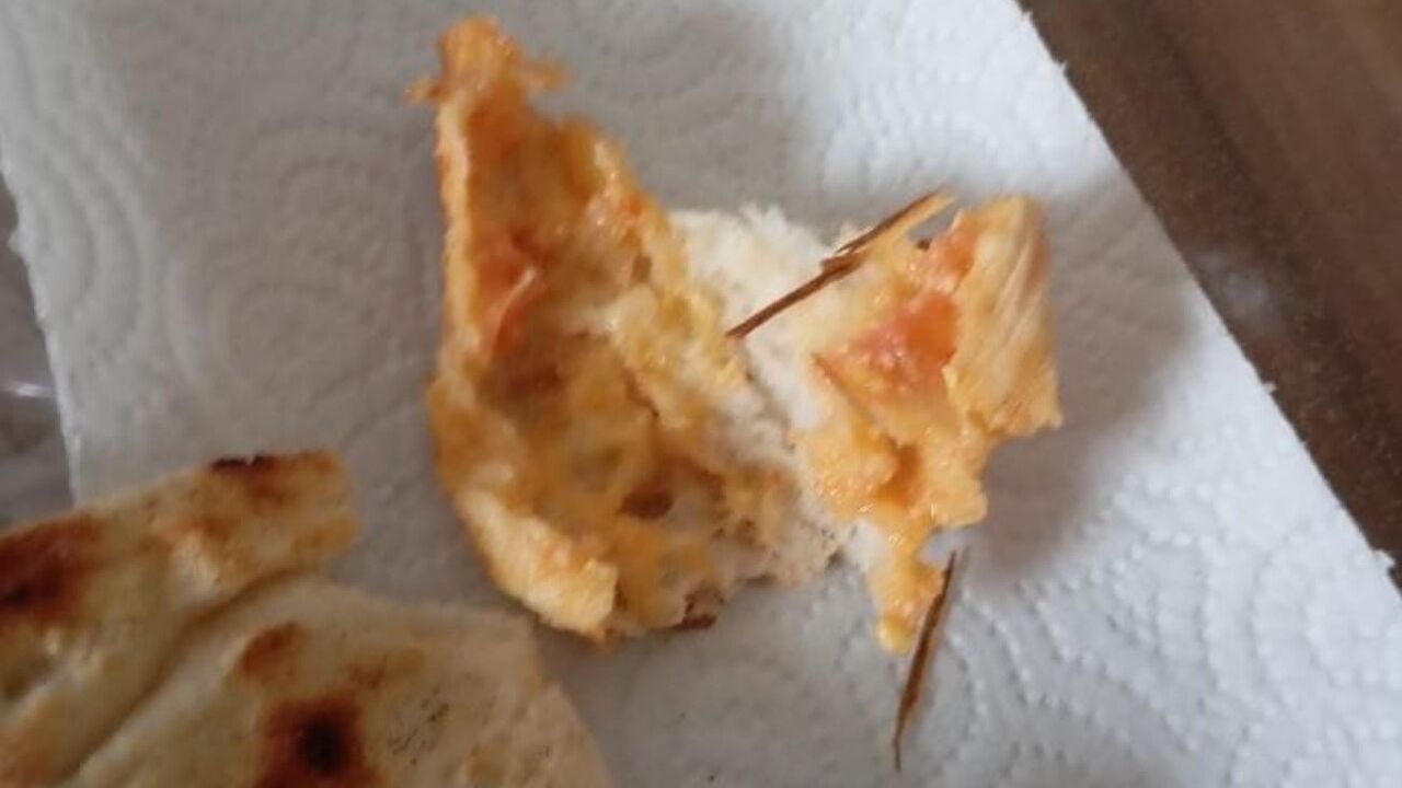 Elazığ'da fırından alınan ekmekten odun parçaları çıktı