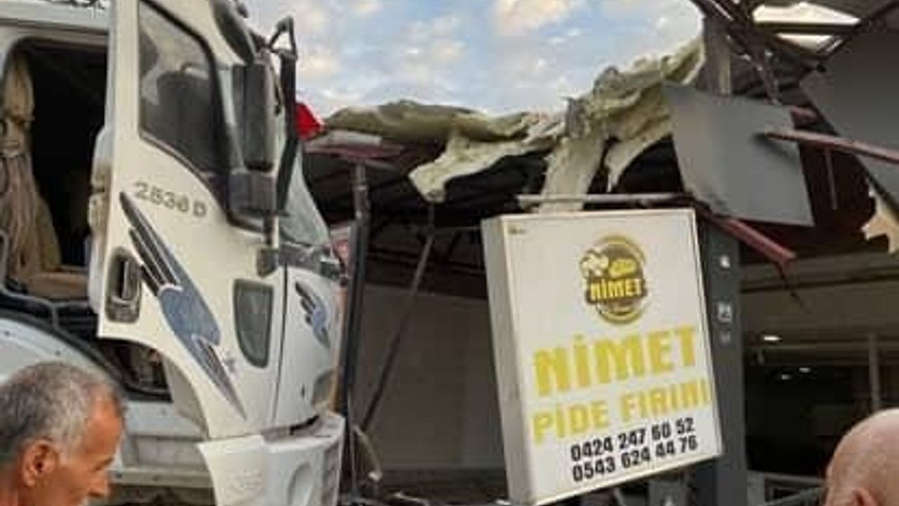 Elazığ'da fren arızası yaşayan kamyon ekmek fırınına girdi