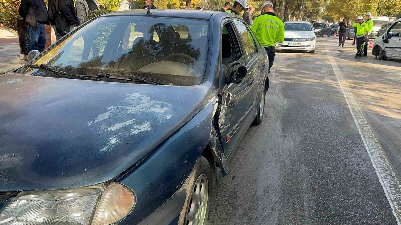Elazığ'da hafif ticari araç ile otomobil çarpıştı: Yaralanma yok