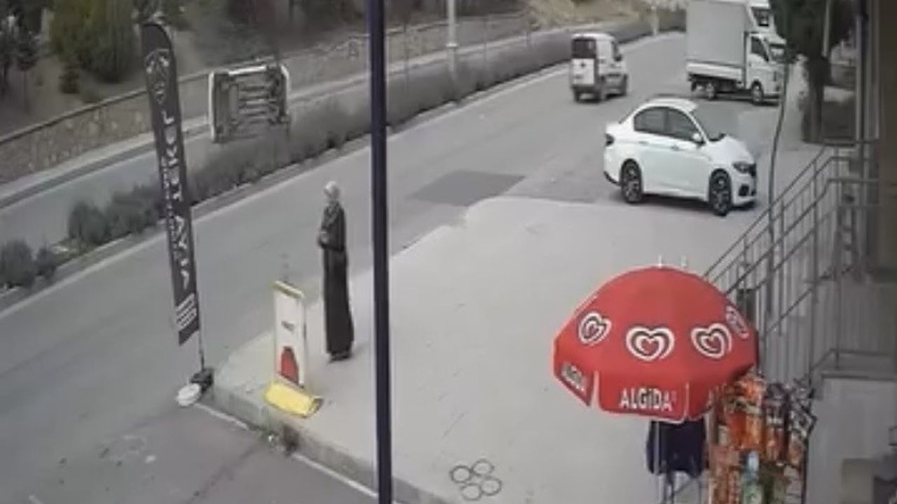 Elazığ'da Hafif Ticari Araçla Kaza Kameraya Yansıdı