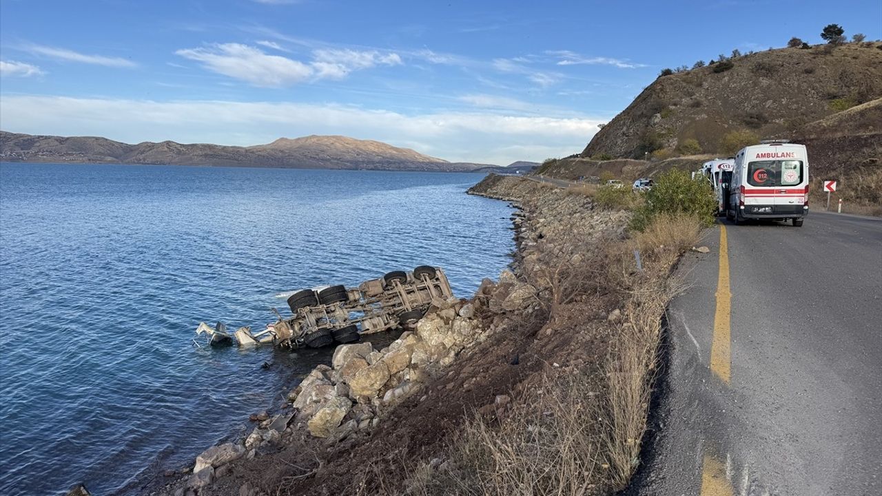Elazığ'da Hazar Gölü'ne Devrilen Beton Mikseri