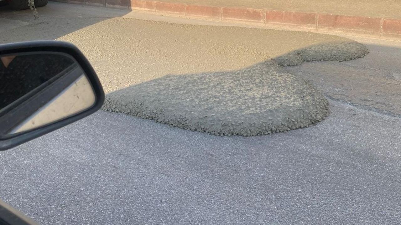 Elazığ'da mikserden taşan beton asfalt yola döküldü