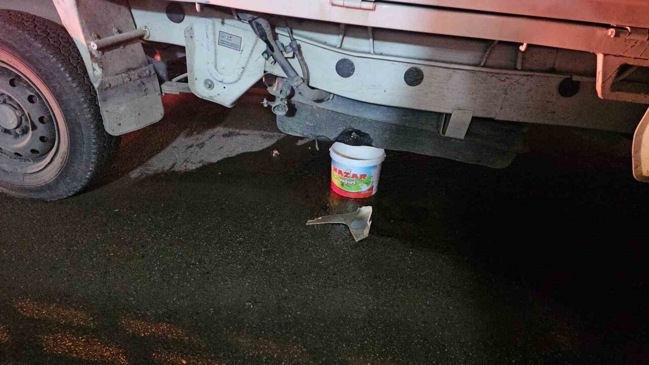 Elazığ'da motosiklet pikapa çarptı: Yakıt deposu delindi, yol kapatıldı